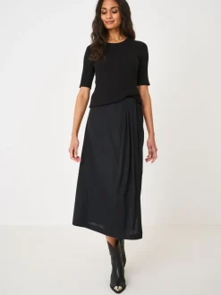 Figurbetonter Kurzarm-Pullover In Rippstrick