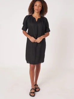 Kleid Aus Reinem Leinen Mit Verdeckten Knopfen