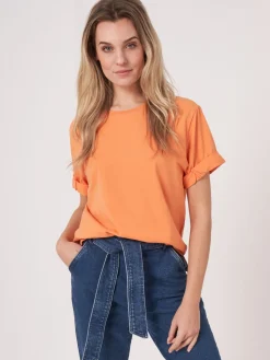 Locker Geschnittenes T-Shirt Mit Aufgeschlagenen Armeln
