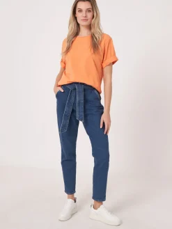 Locker Geschnittenes T-Shirt Mit Aufgeschlagenen Armeln
