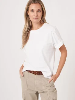 Locker Geschnittenes T-Shirt Mit Aufgeschlagenen Armeln