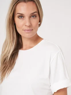 Locker Geschnittenes T-Shirt Mit Aufgeschlagenen Armeln