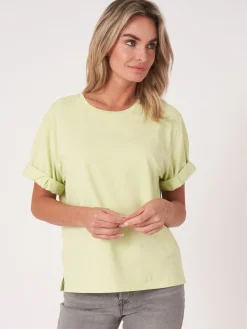 Locker Geschnittenes T-Shirt Mit Aufgeschlagenen Armeln