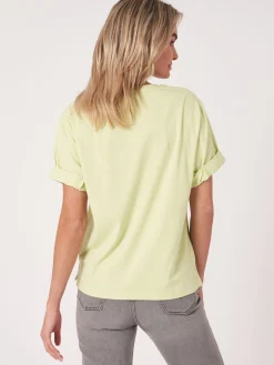 Locker Geschnittenes T-Shirt Mit Aufgeschlagenen Armeln