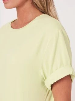 Locker Geschnittenes T-Shirt Mit Aufgeschlagenen Armeln