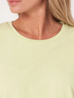 Locker Geschnittenes T-Shirt Mit Aufgeschlagenen Armeln