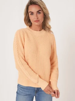 Rippenstrickpullover Mit Uberschnittenen Schultern