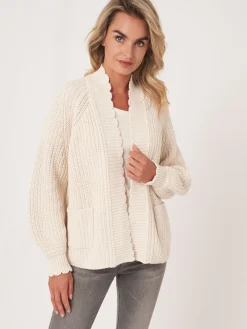 Strickjacke Aus Größem Rippenstrick Mit Wellenschliff Am Saum